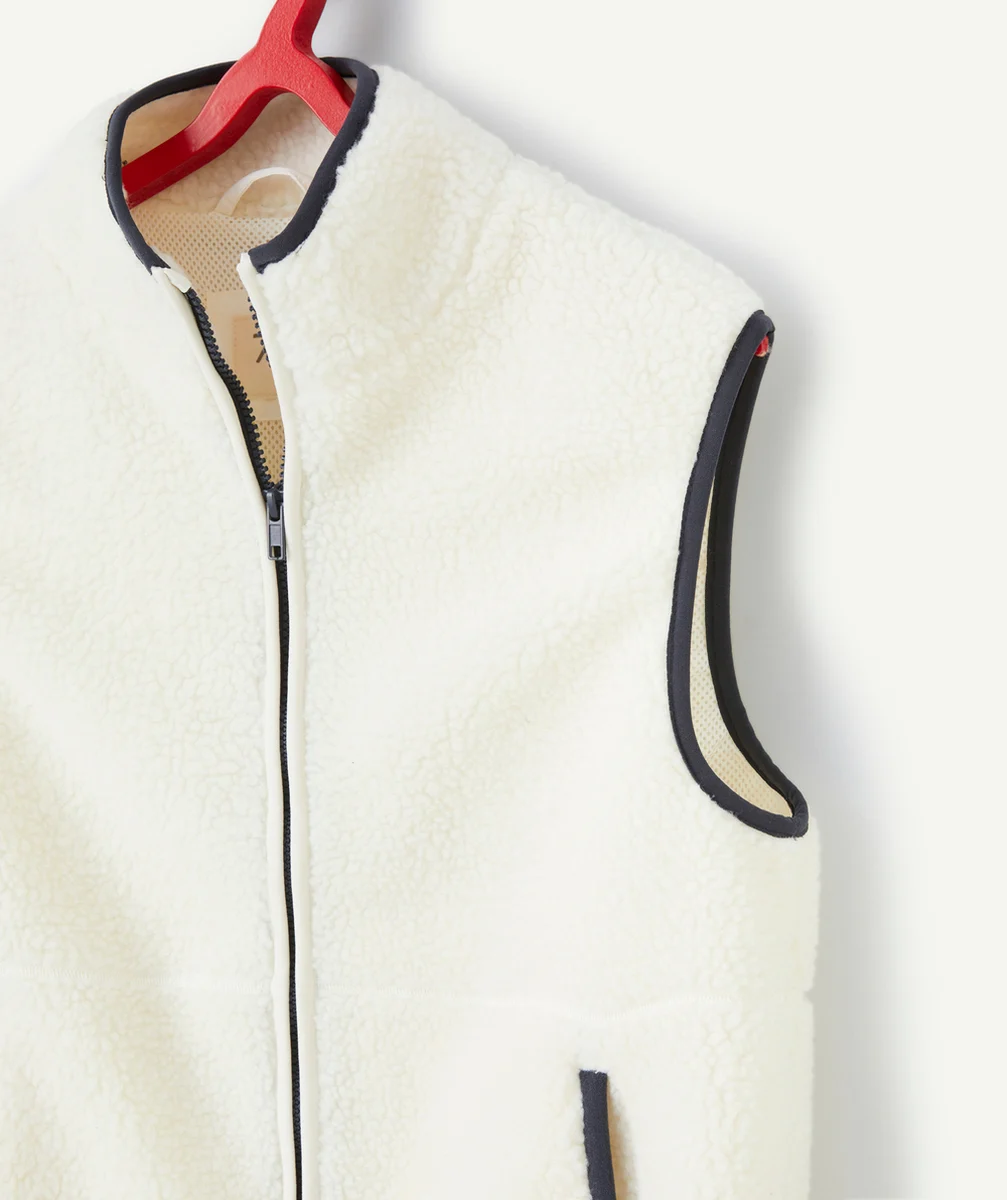 VESTE SANS MANCHES GARÇON EN SHERPA ÉCRU ET DÉTAILS BLEU FONCÉ
