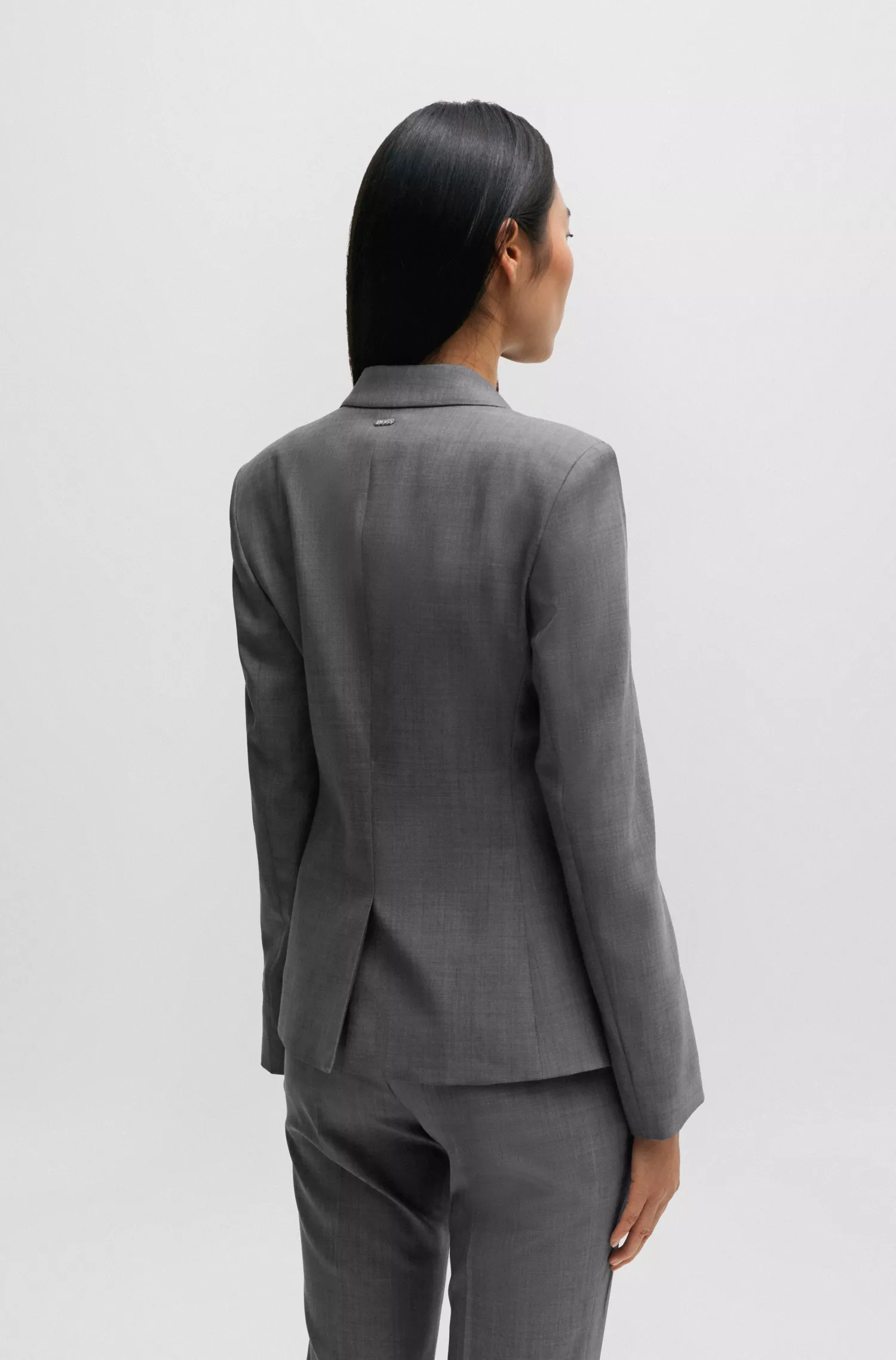 Jaqueta BOSS preta de corte slim em lã virgem italiana com textura de pele de tubarão.