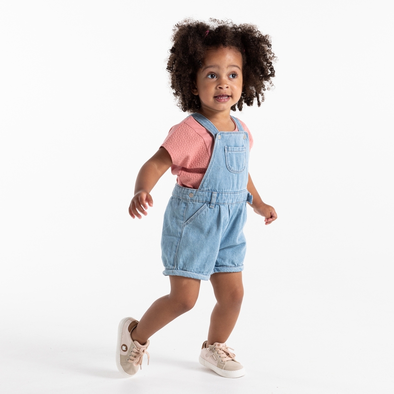 Salopette courte en jean bleue bébé fille
