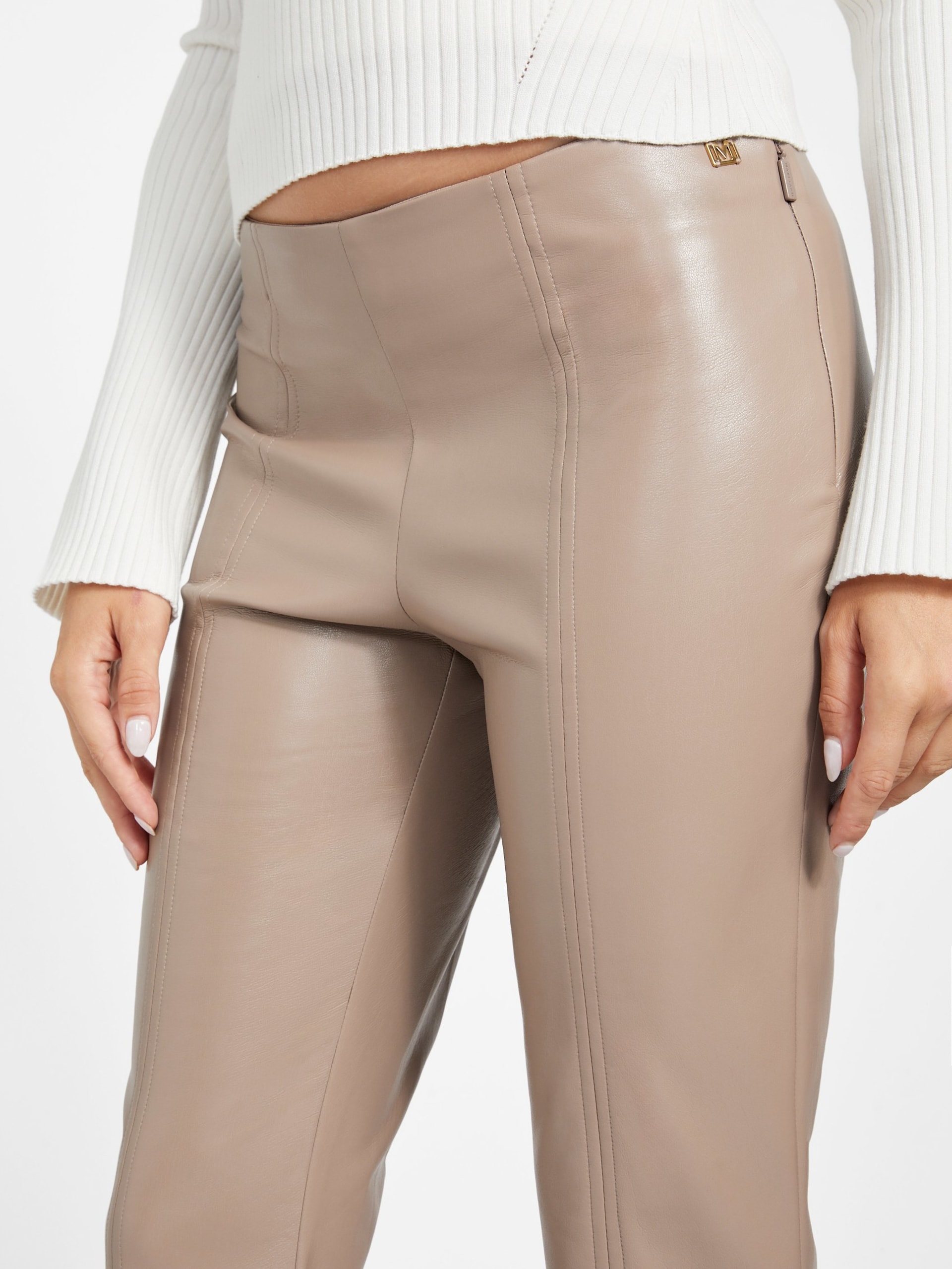 Calça skinny Gladys em couro sintético
