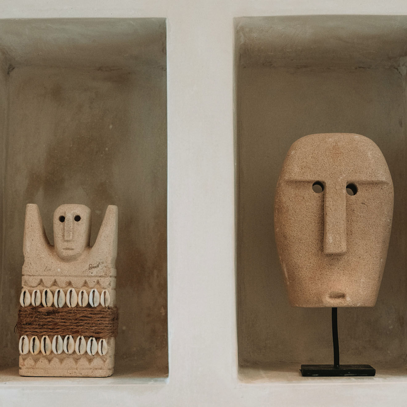 Bazar Bizar Statue de pierre Sumba sur pied naturel - 5x10x20 cm