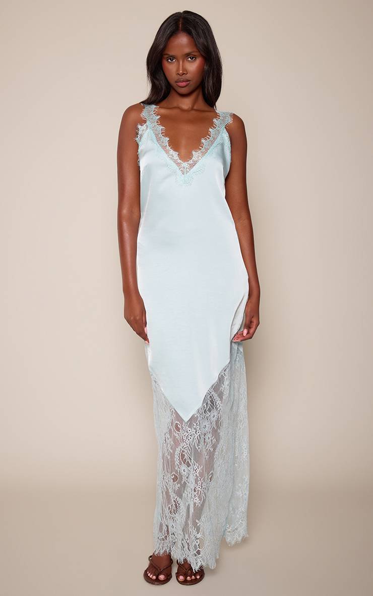 Bleu Pâle Robe Longue Fluide En Satin À Décolleté Plongeant Et Finitions En Dentelle