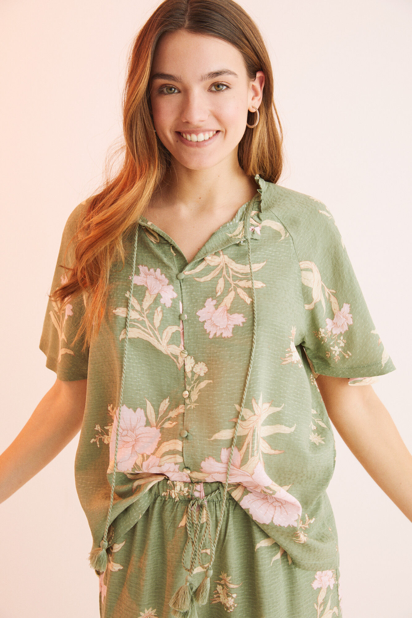 Conjunto de pijama floral verde com calça capri - estampa