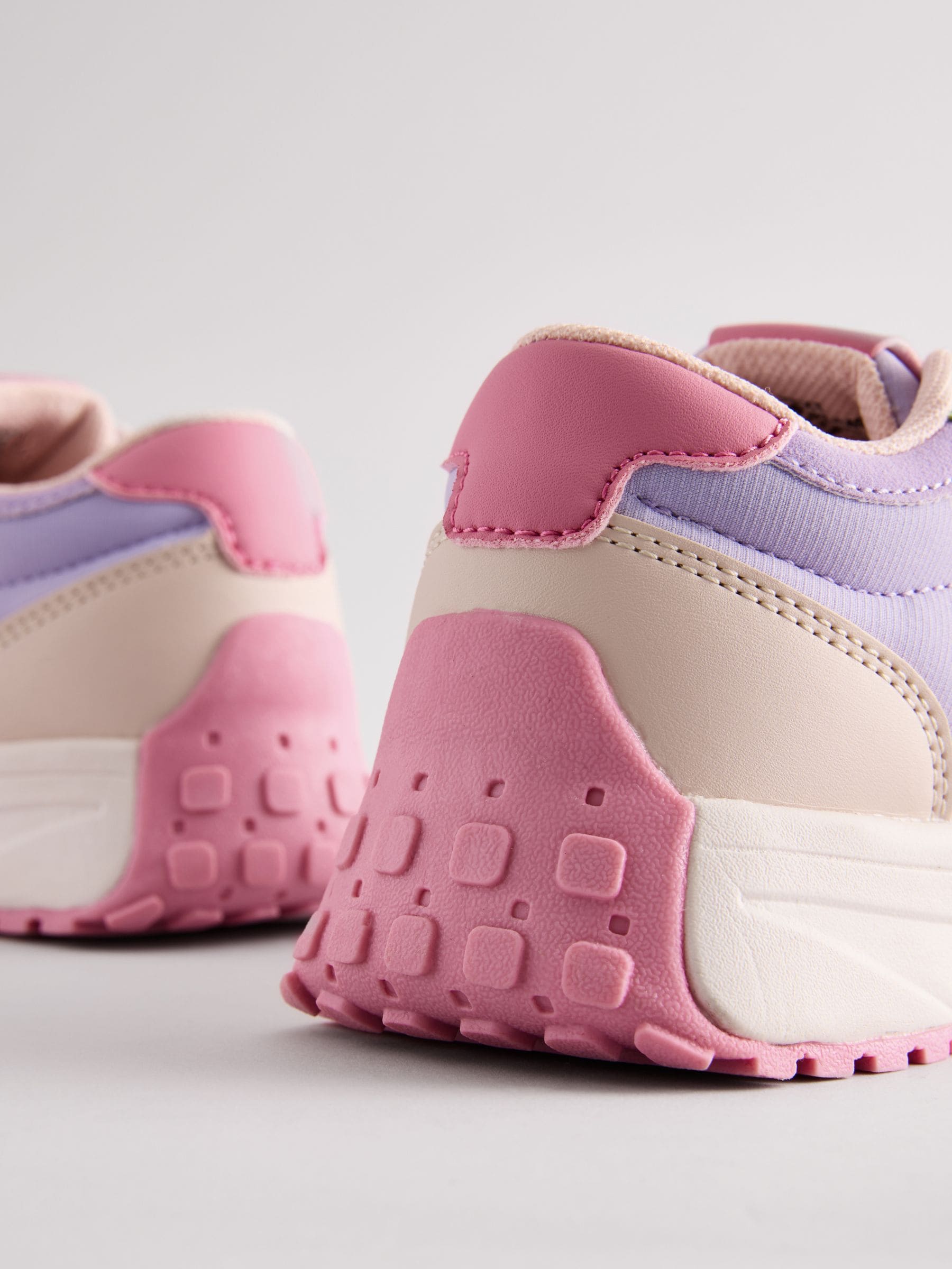 Roze met kleurvlakken - Vetersneakers met dikke zool