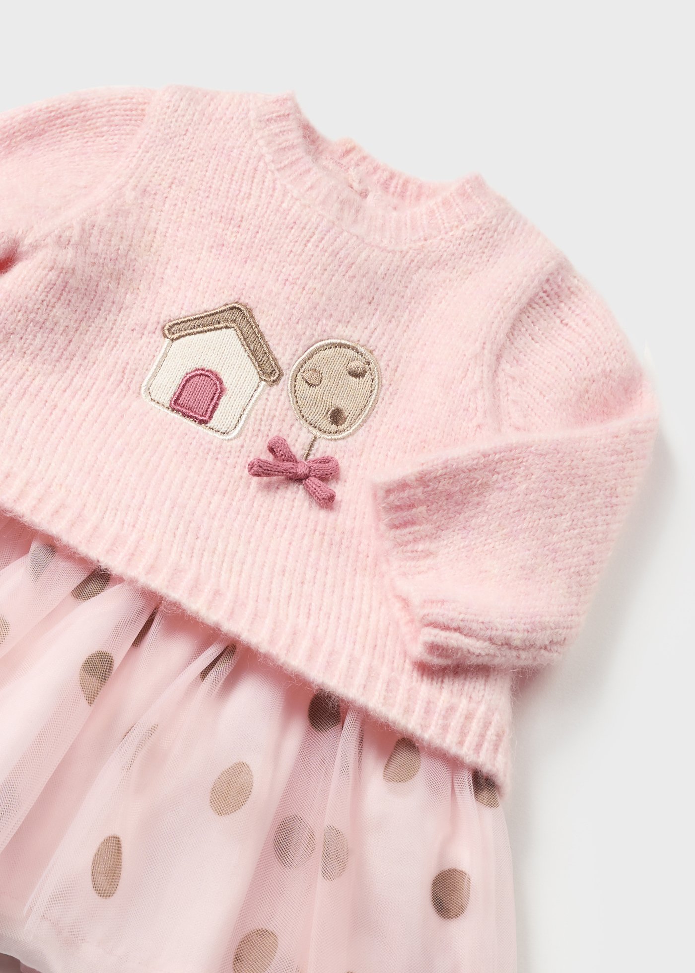 Vestido para recém-nascidos em malha e tule combinados.