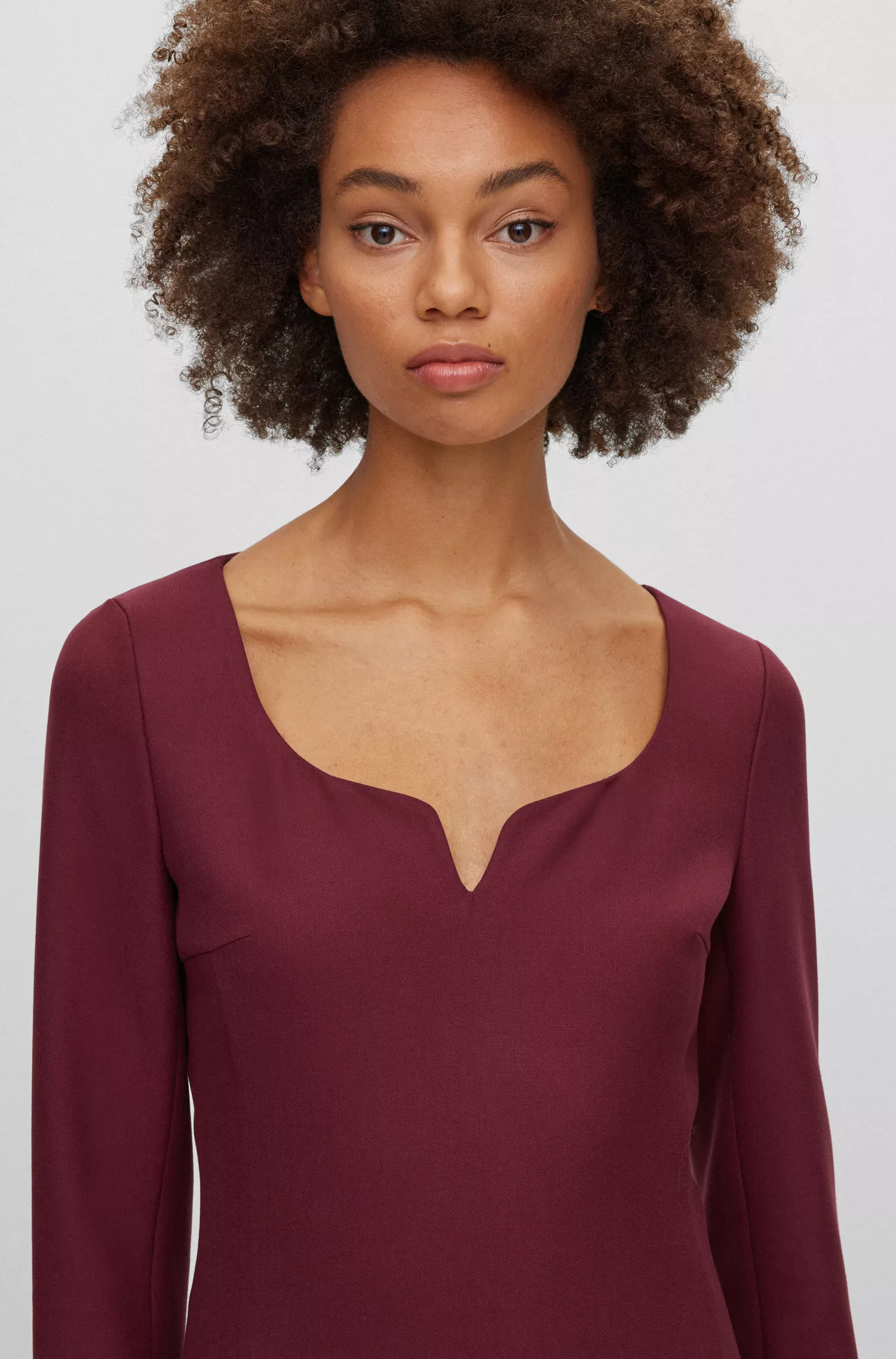 Vestido preto de alfaiataria BOSS com decote em V.
