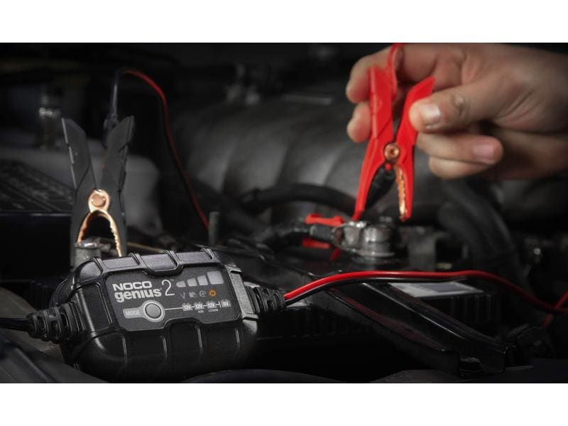 Noco Batterieladegerät GENIUS2EU 6-12 V, 2 A Ladegerät für 6 bis12 V Autobatterien