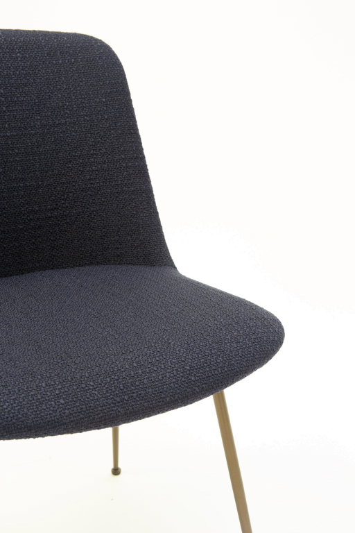 &tradition Rely HW8 gestoffeerde stoel Black Silk Leather