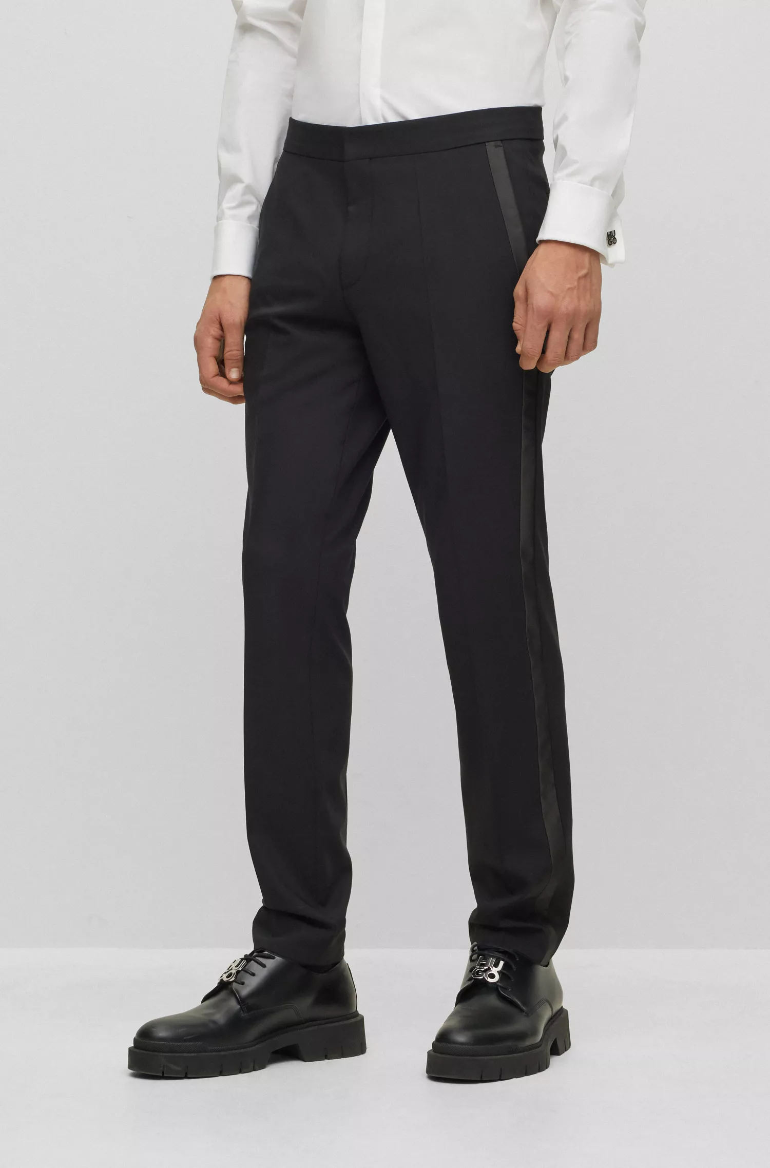Terno HUGO vermelho, corte extra slim com detalhes em cetim.
