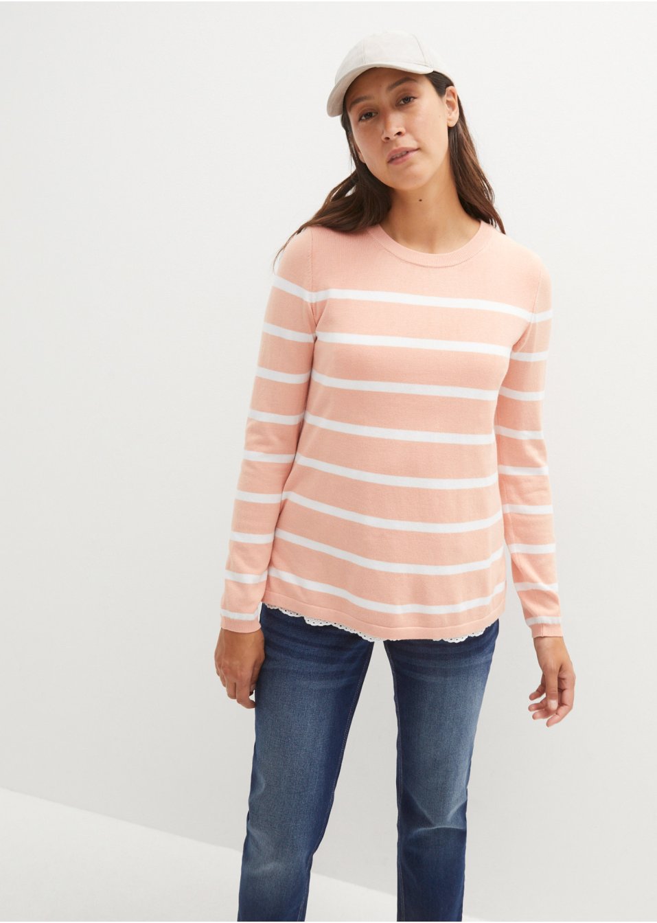 Pull de grossesse avec fonction allaitement à broderie ajourée