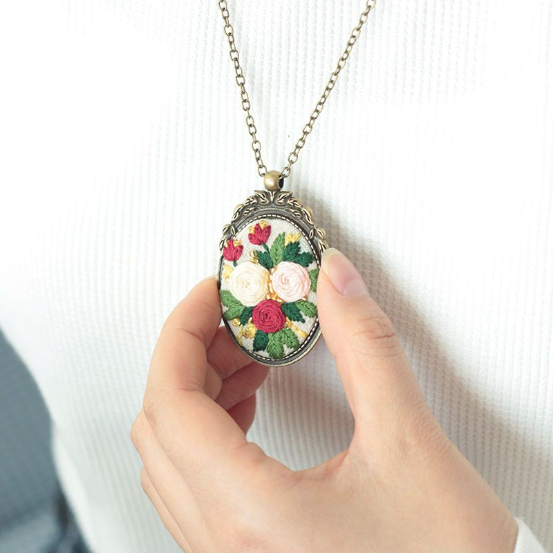 Embroidery Kingdom - DIY-pakket voor het borduren van een bloemenketting