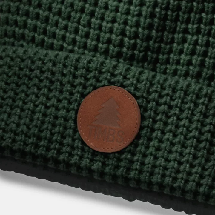 Gorro de tricô Timberland x Nina Chanel unissex na cor verde escuro.
