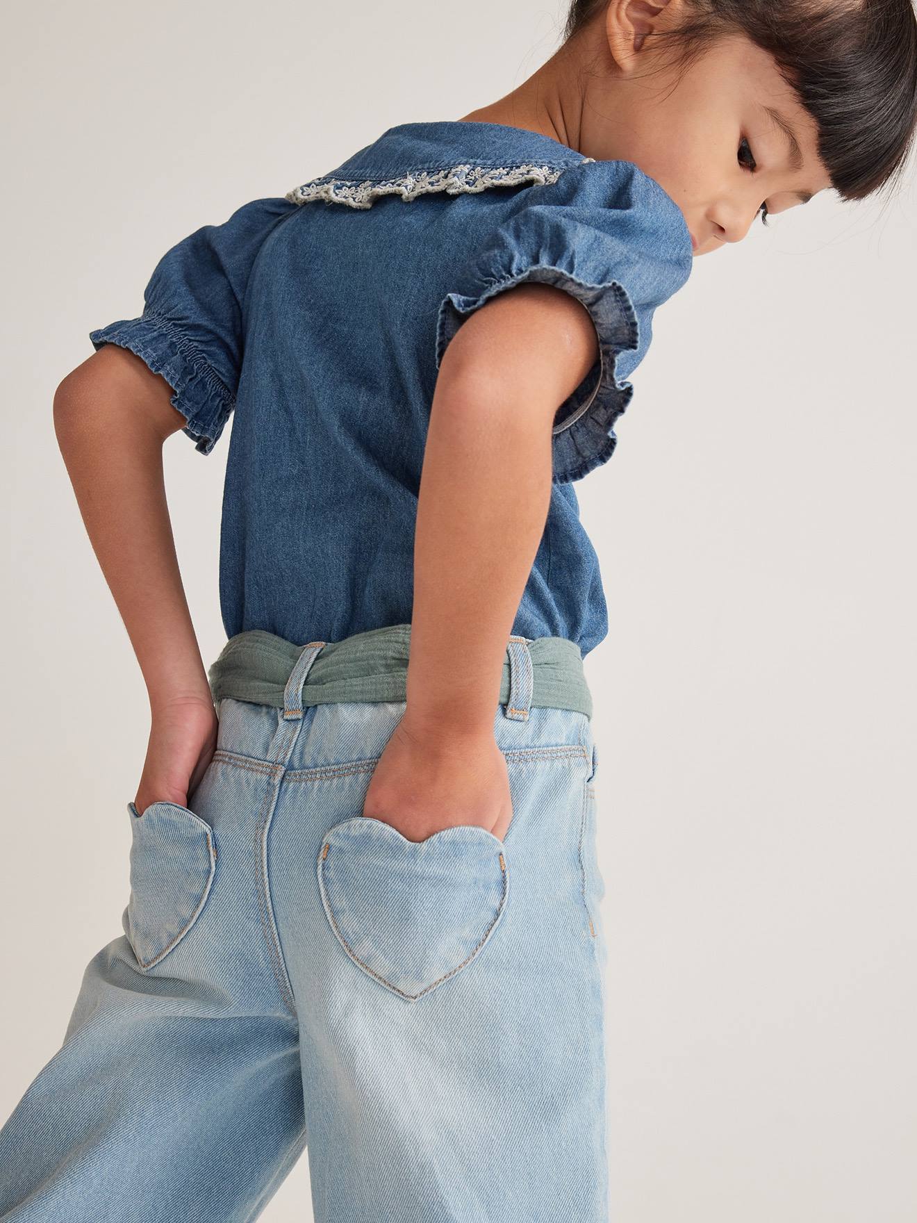 Calça jeans de pernas largas até o tornozelo com cinto de chiffon de algodão para uma mulher de estatura alta.