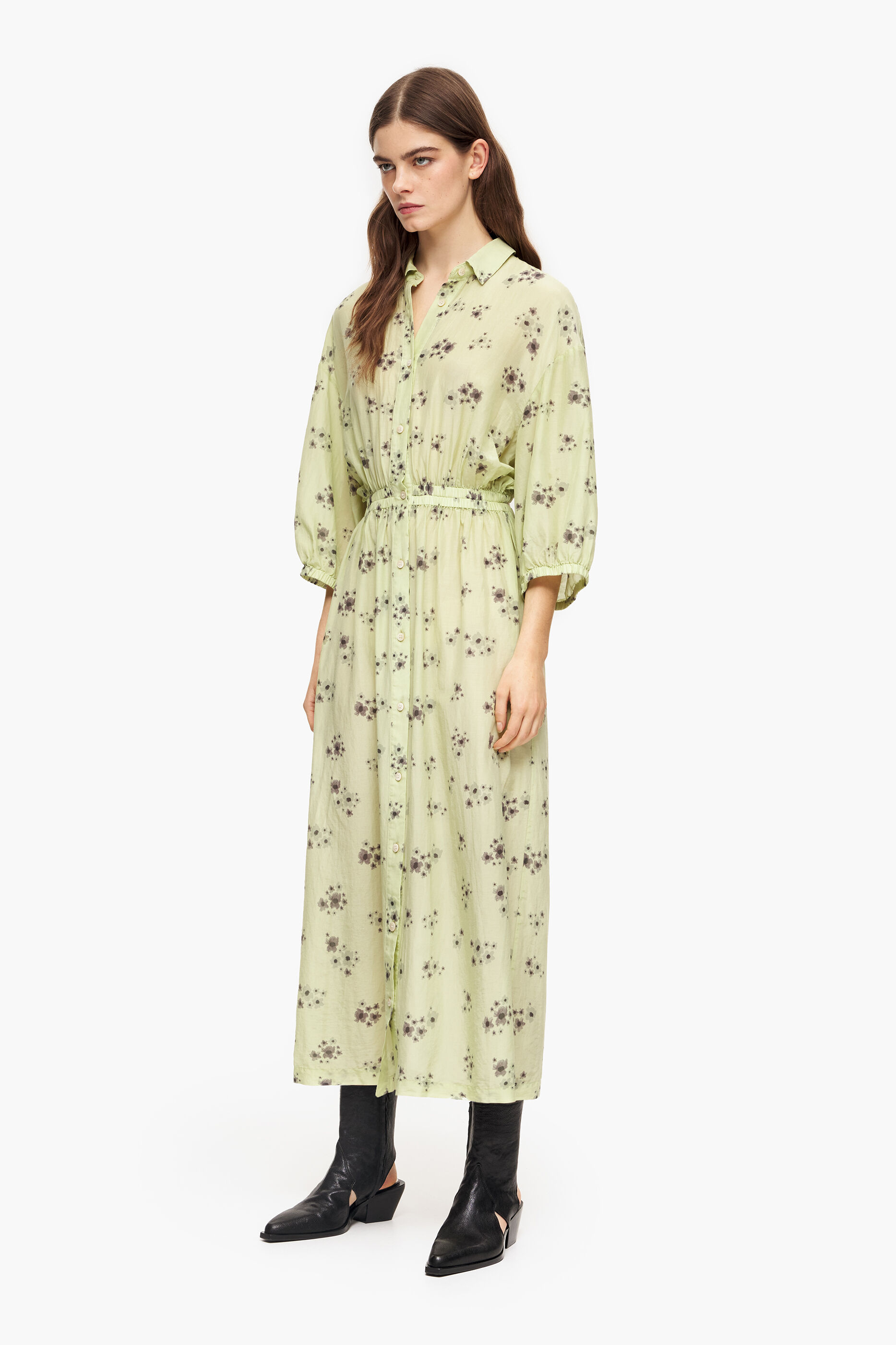 Vestido esvoaçante com flores acrílicas verdes