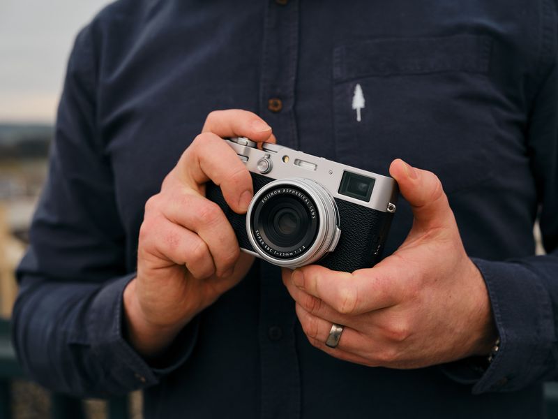 Fujifilm Fotokamera X100VI Schwarz Kompakte Digitalkamera mit anspruchsvollem Design und intuitiver Bedienbarkeit