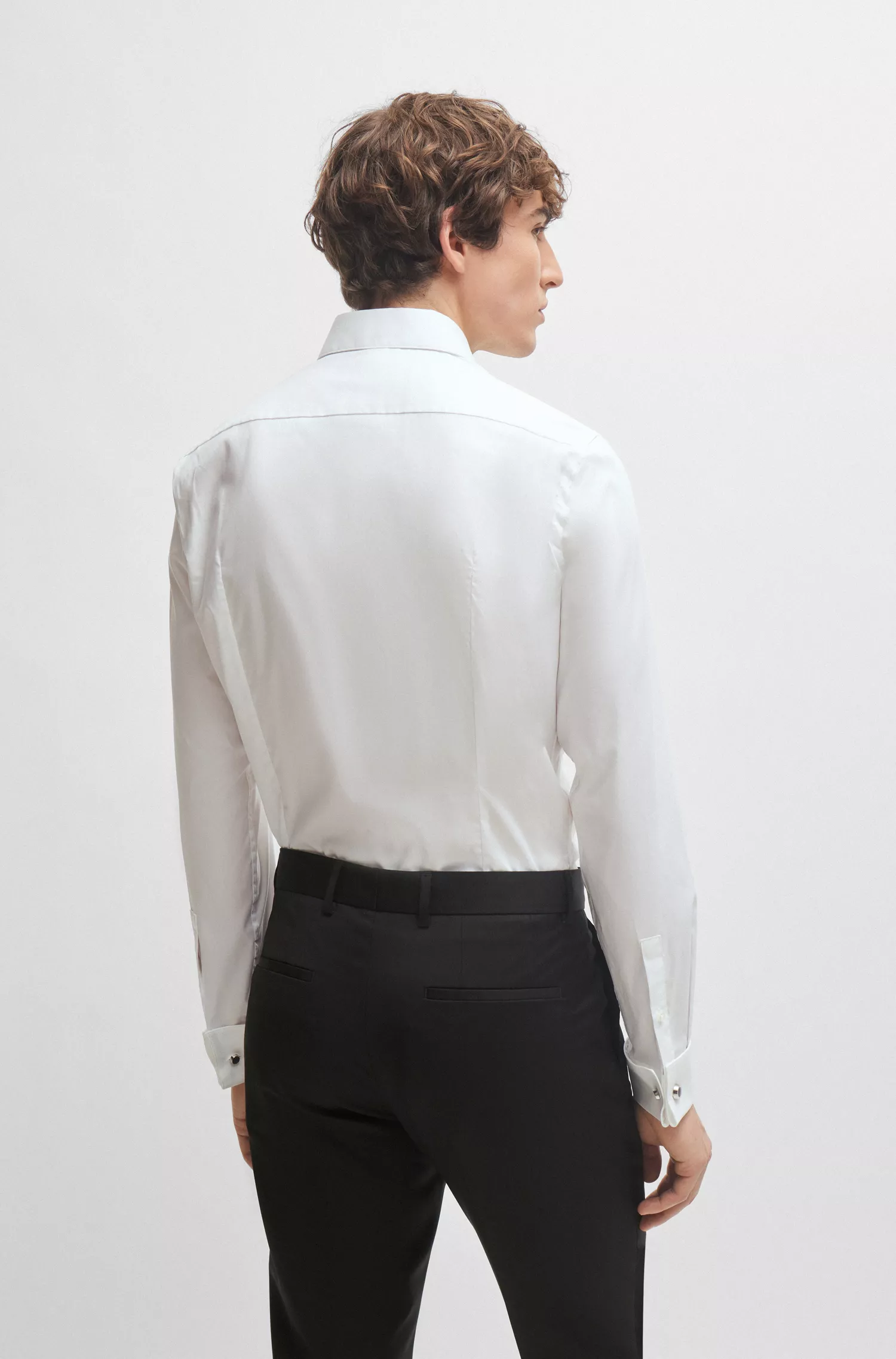 Camisa social BOSS preta, corte slim, em popeline de algodão elástico de fácil passar.