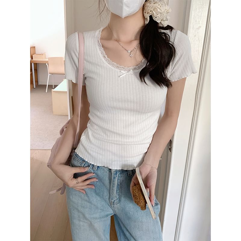 Only Here - Slim fit crop top met korte mouwen, ronde hals, strikaccent en kantafwerking