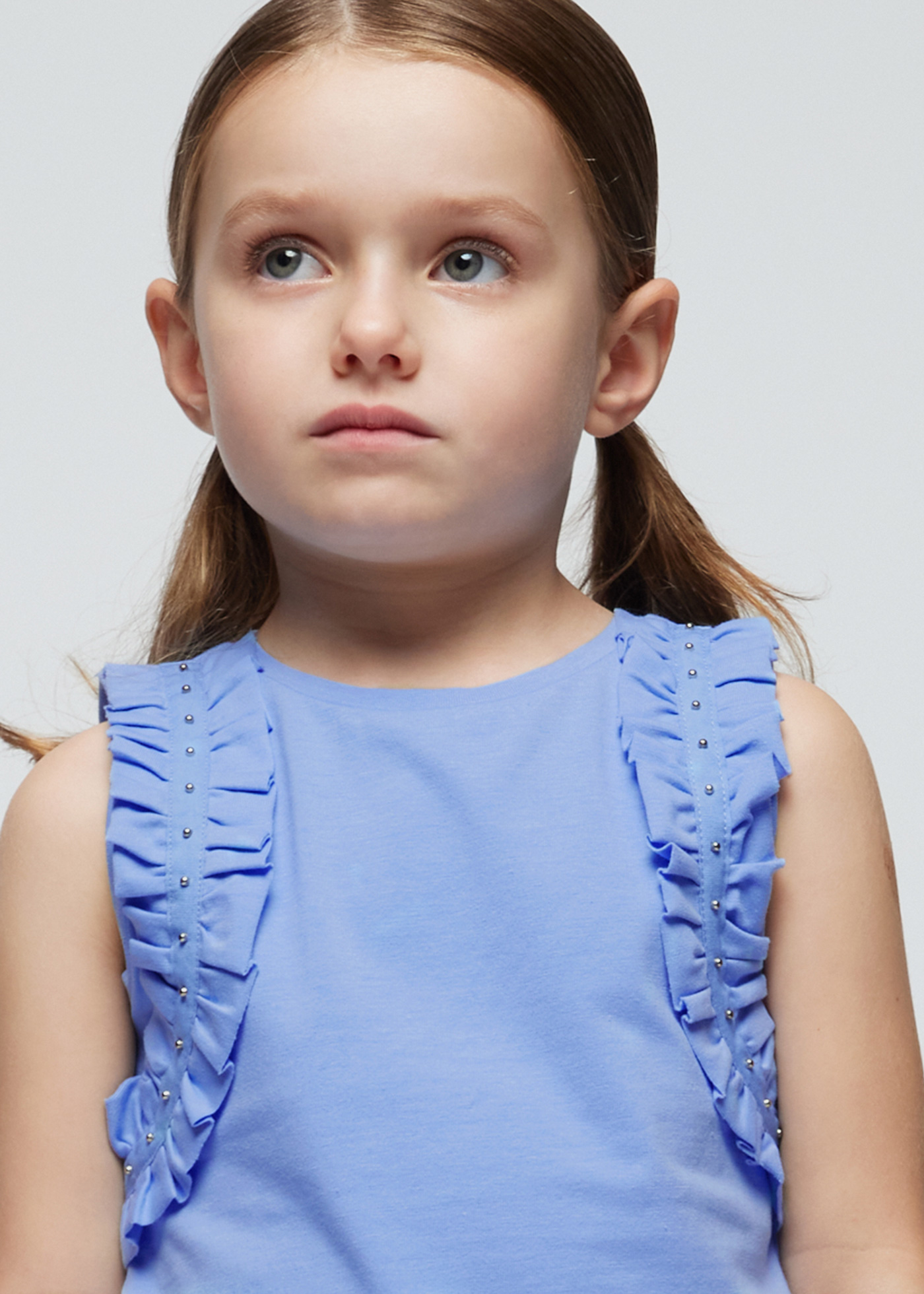 Camiseta feminina Better Cotton com tachas na cor índigo.