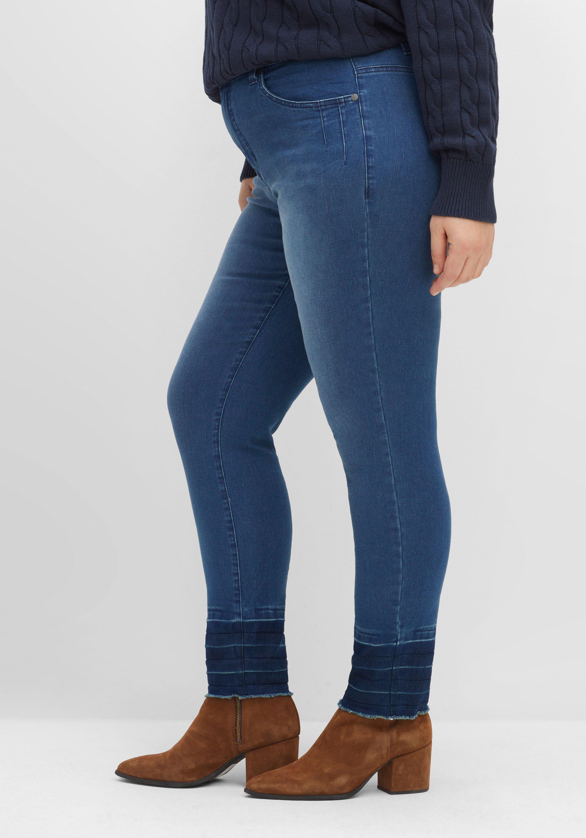 Schmale Jeans mit Kontrastsaum und Crinkle-Effekt