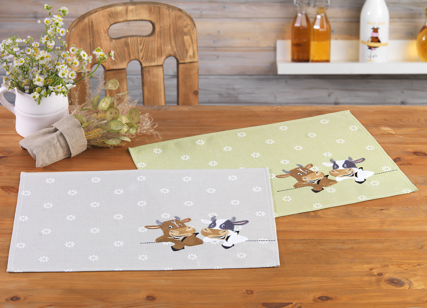 Tischdecke mit aufwendiger Stickerei