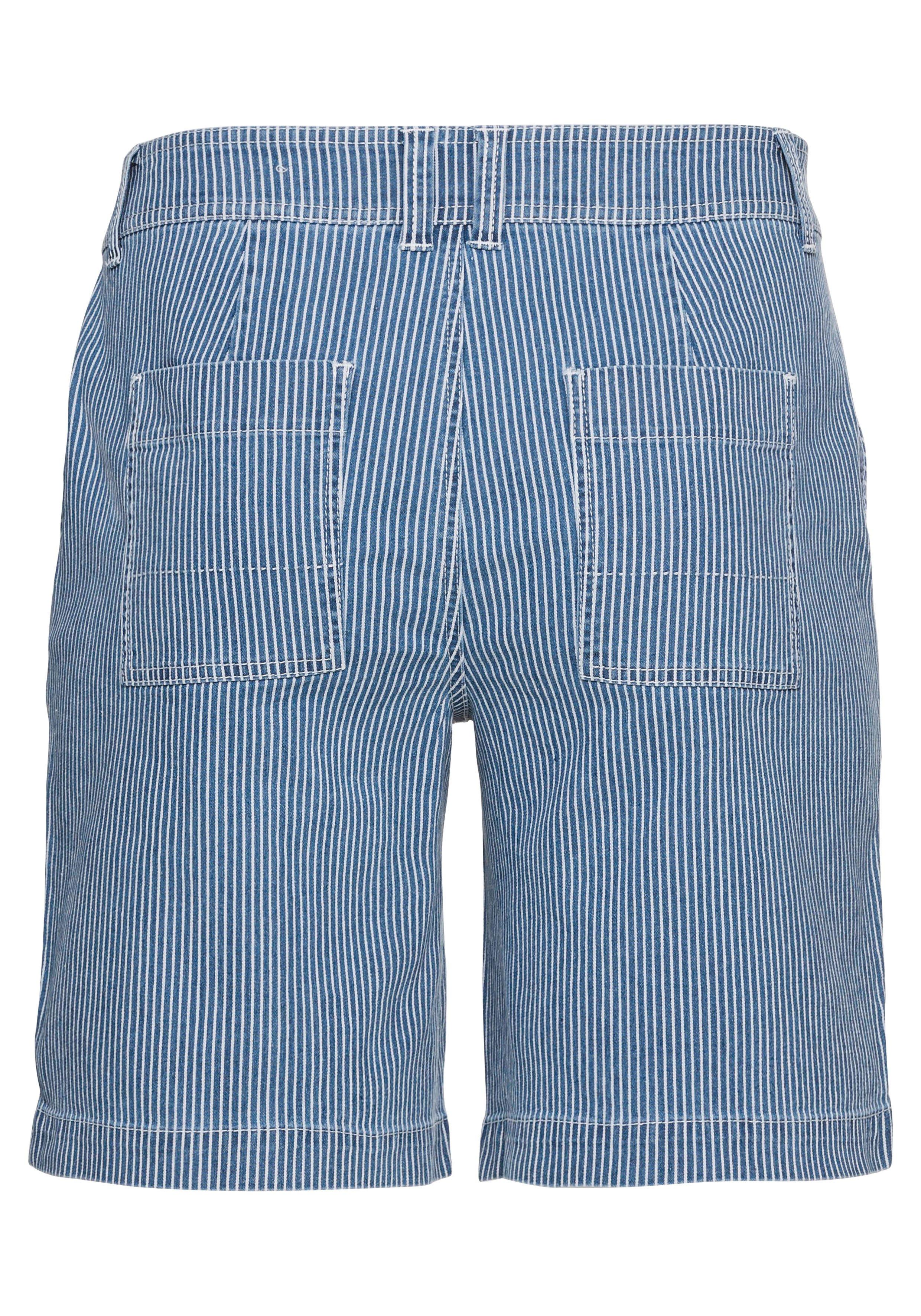 Bermuda-Jeans mit Alloverstreifen und Saumaufschlag