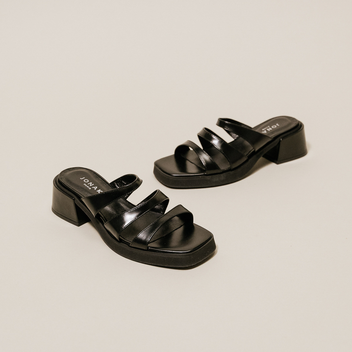Mules à brides  en cuir glacé noir
