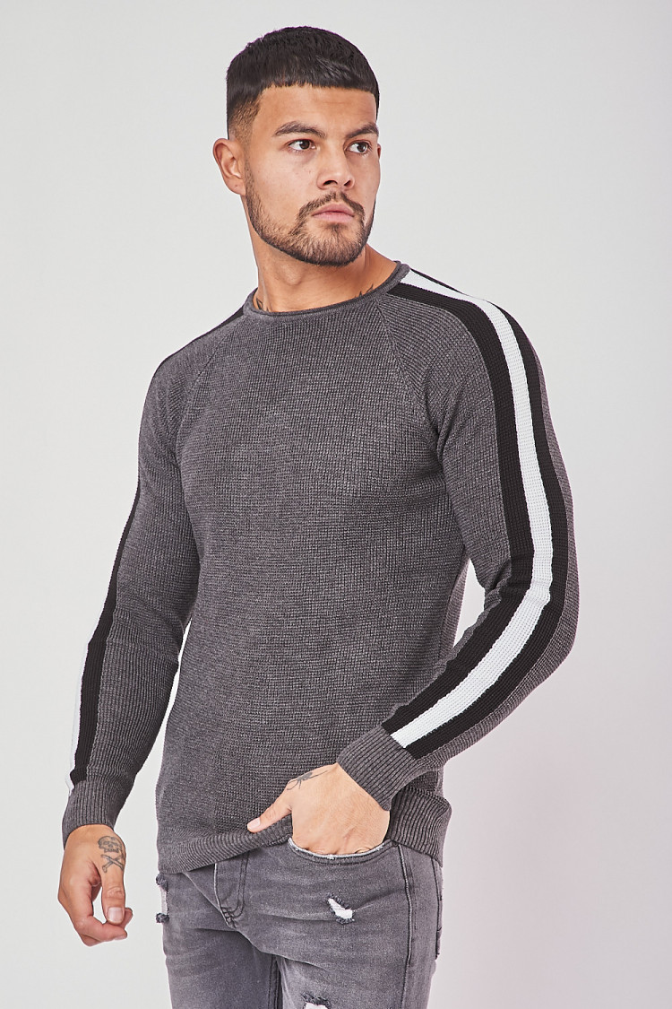 Pull gris foncé à bandes