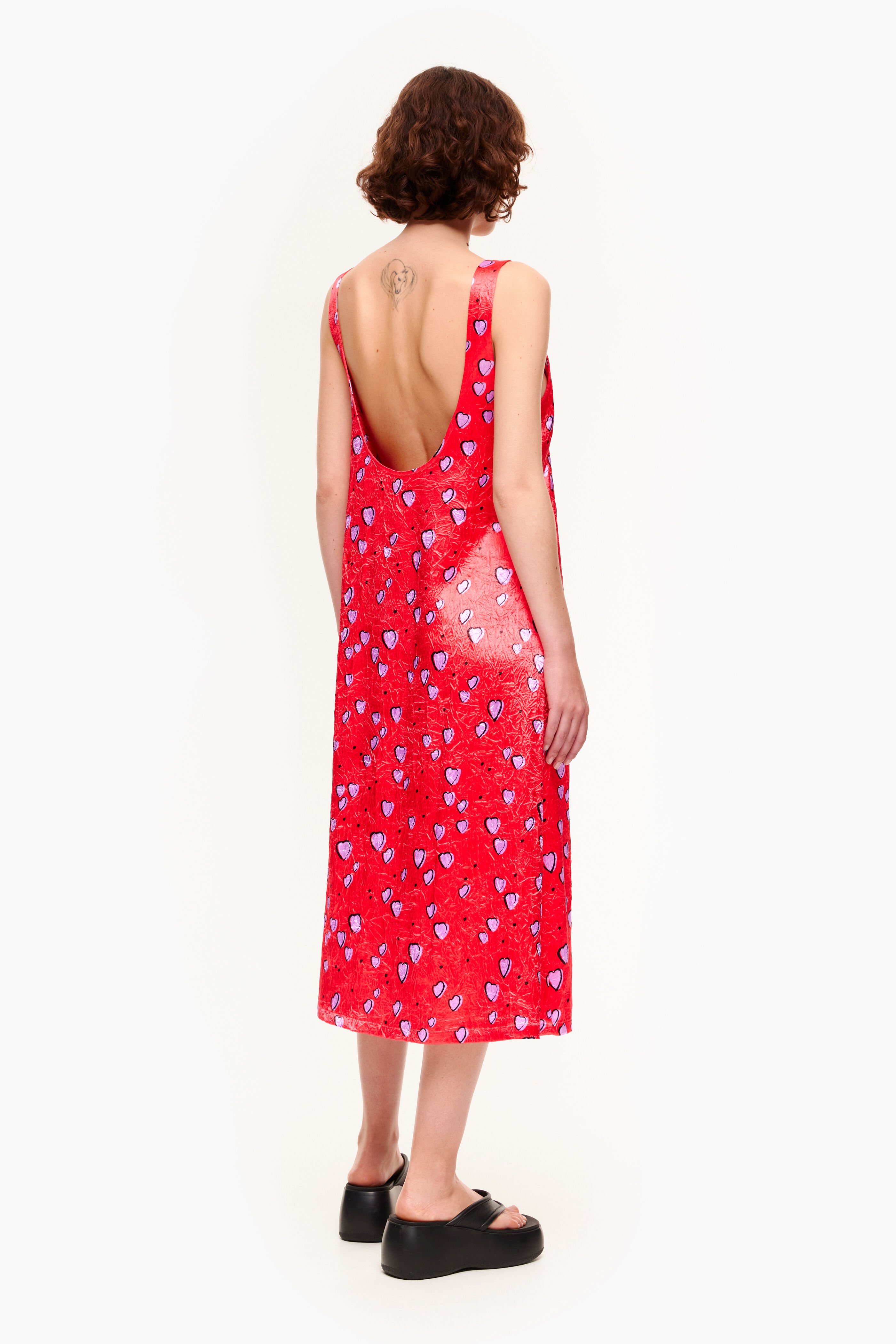 Vestido vermelho com estampa de corações pequenos