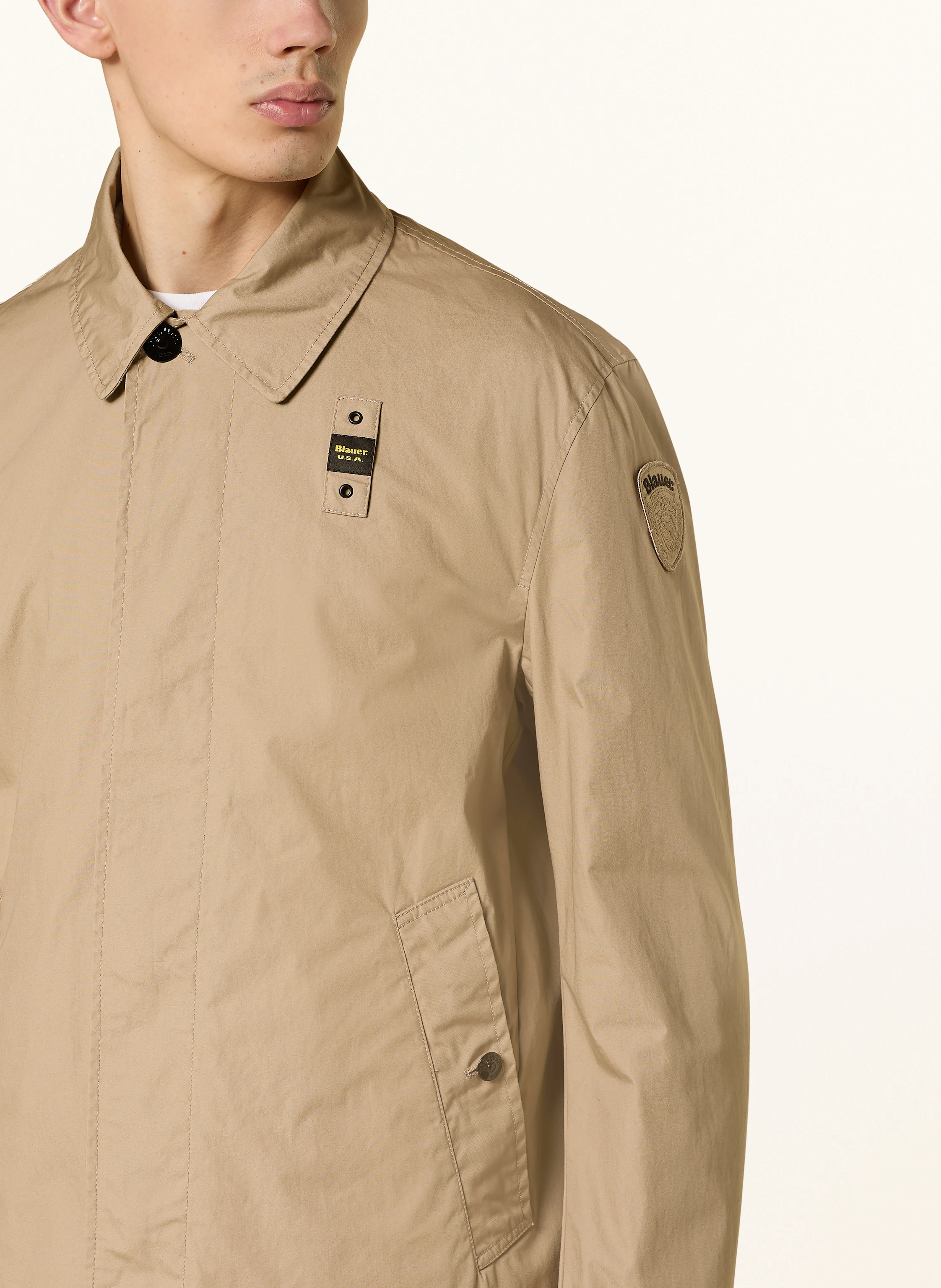 Blauer Trenchcoat