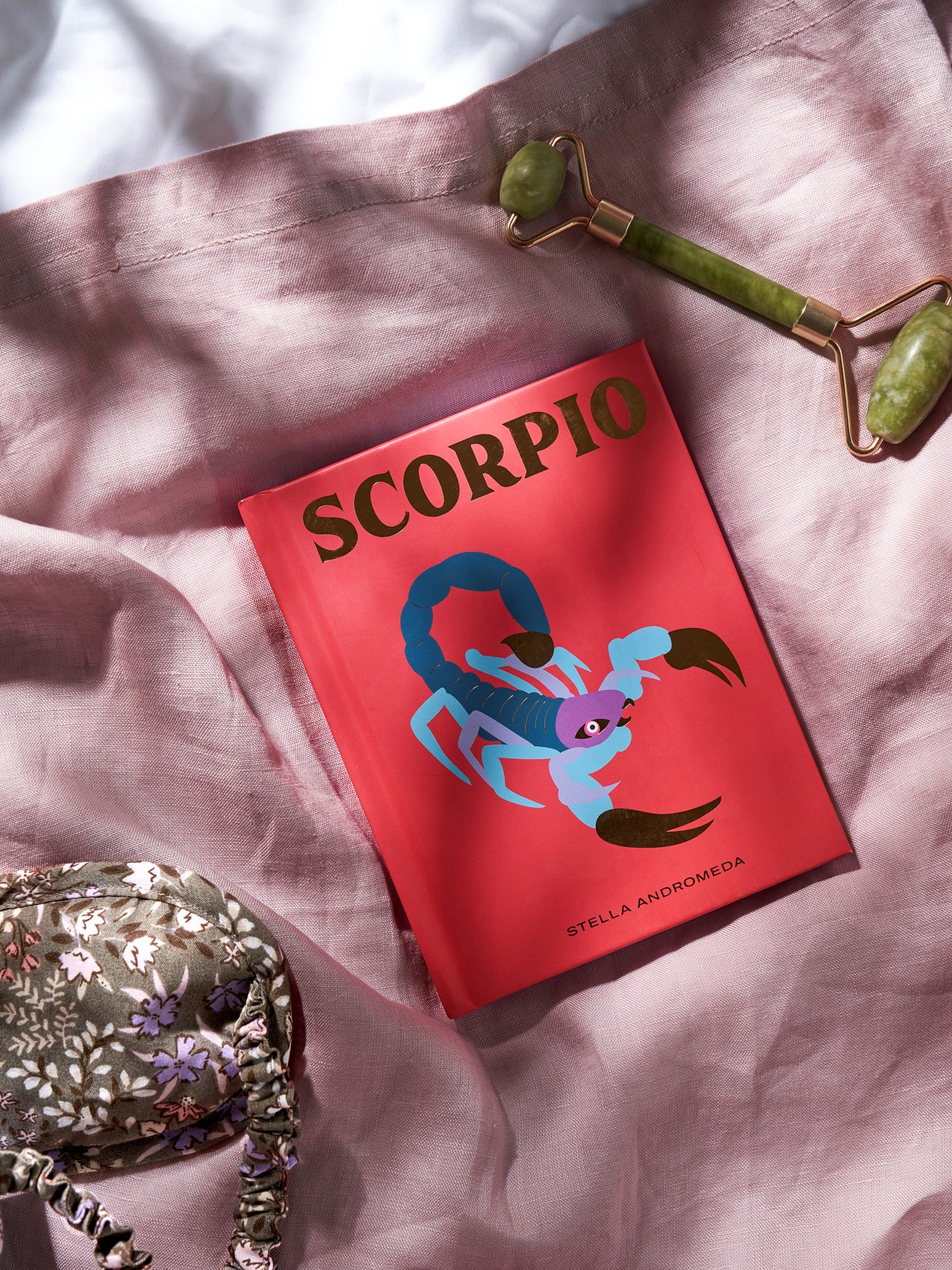 Scorpio | Hardcover. Engelsk. 12,5 x 1,5 x 16 cm. 112 sider. | Brick Red | New Mags