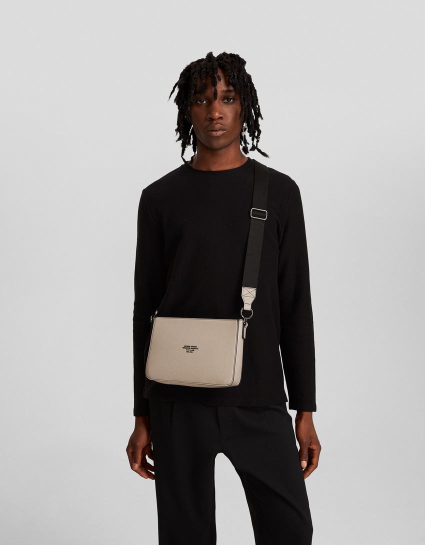 Bolsa transversal com detalhes