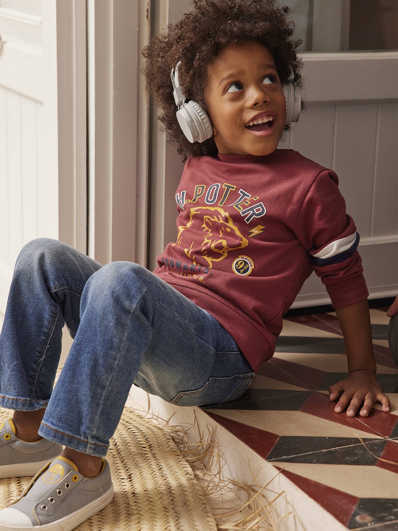 Calça jeans folgada e de cintura baixa para meninos, em denim cinza.