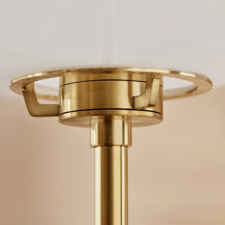 Fritz Hansen - Clam Stehleuchte Ø 40 cm, Messing / Opalglas