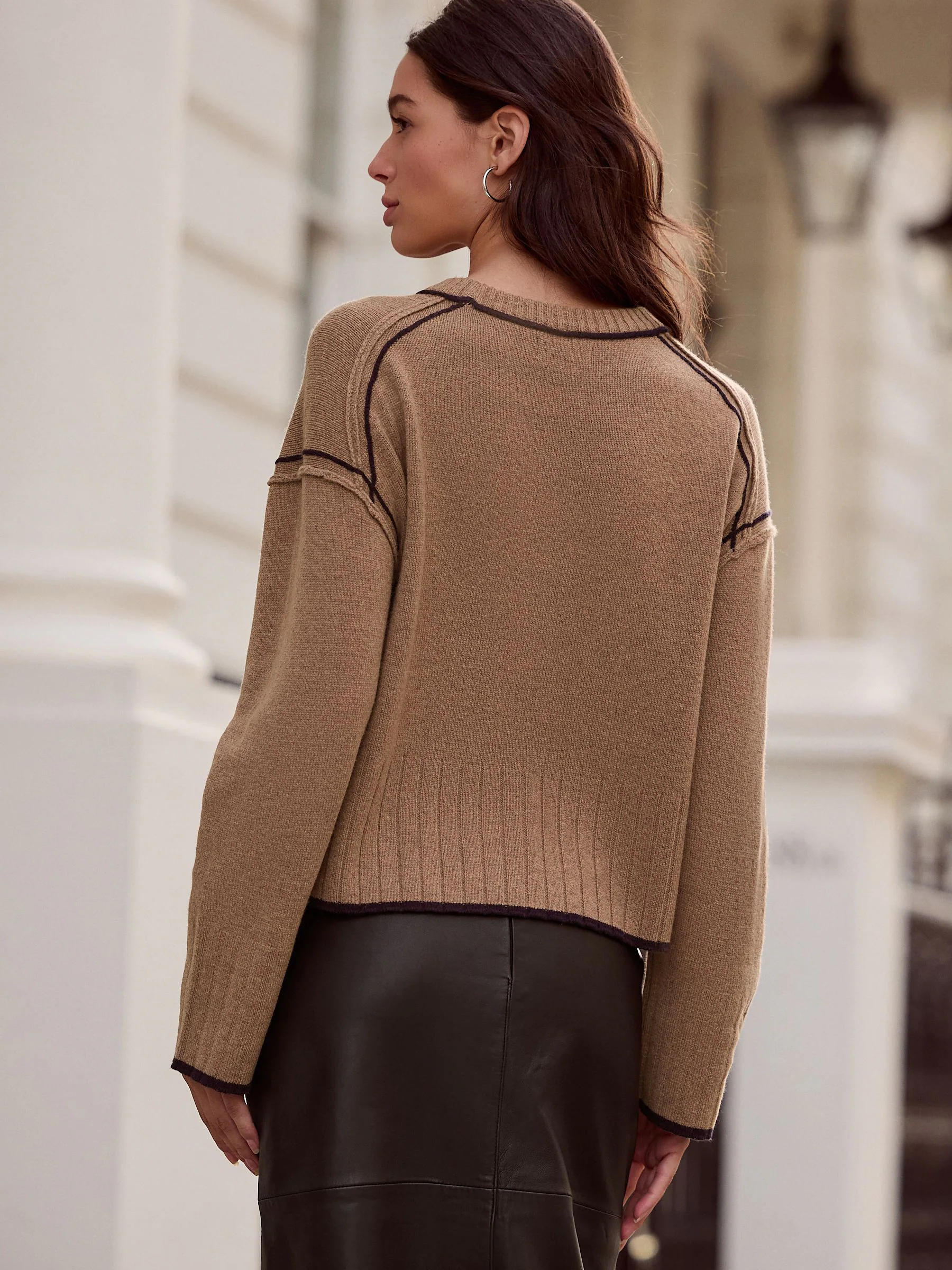 Camelbruin met randcontrast - 100% N.Premium trui van lamswol met ronde hals