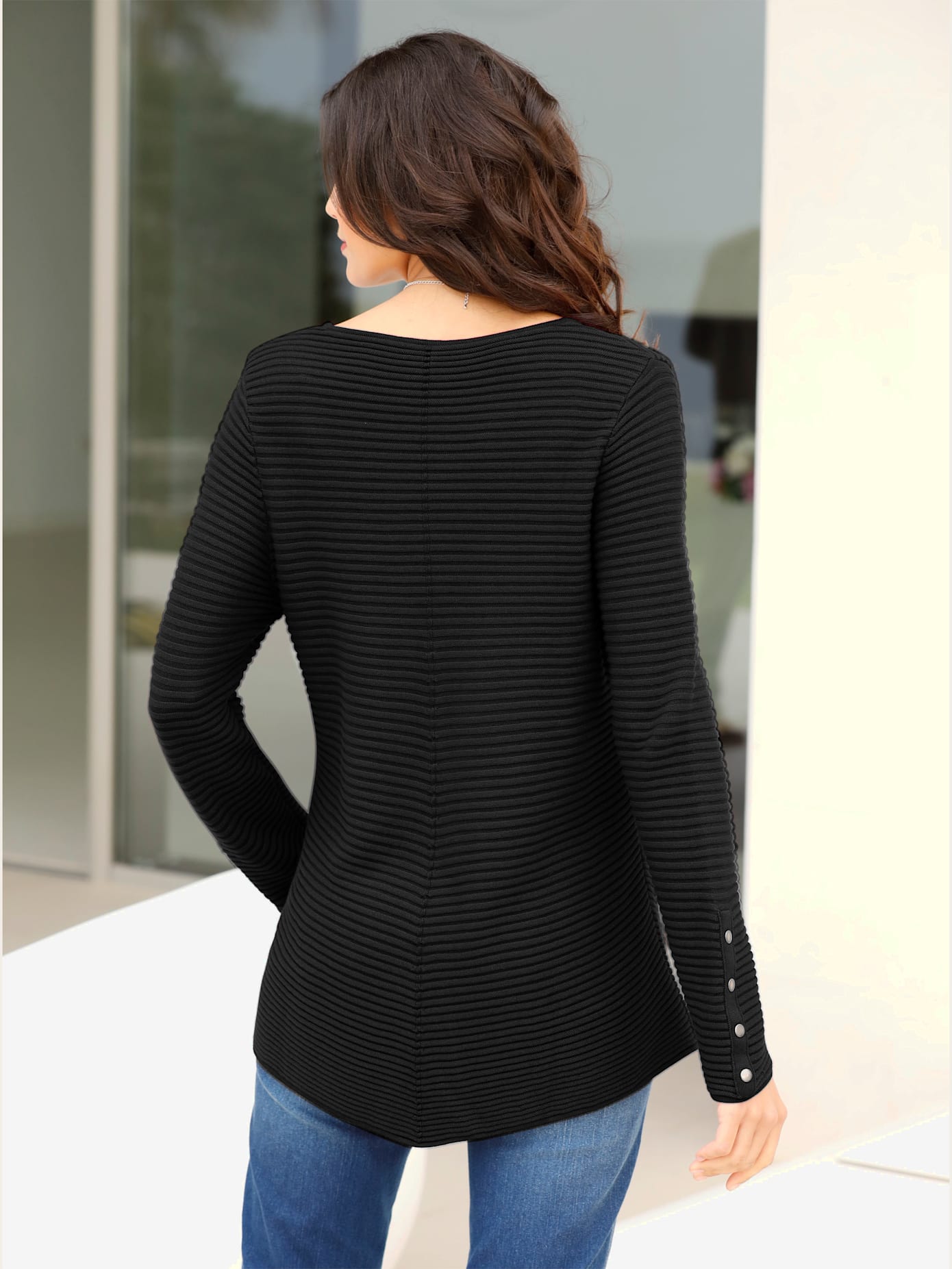 Pull long col rond avec boutons décoratifs dorés sur les manches