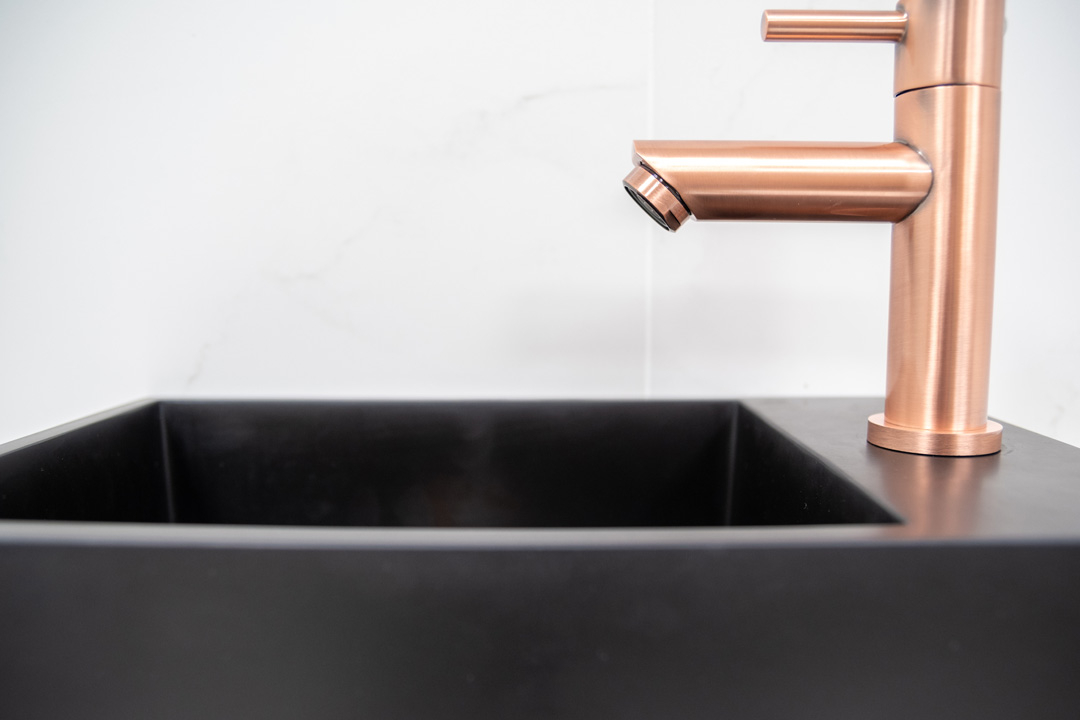 Saniclear Bali fonteinset rechts met mat zwarte fontein en koperen kraan