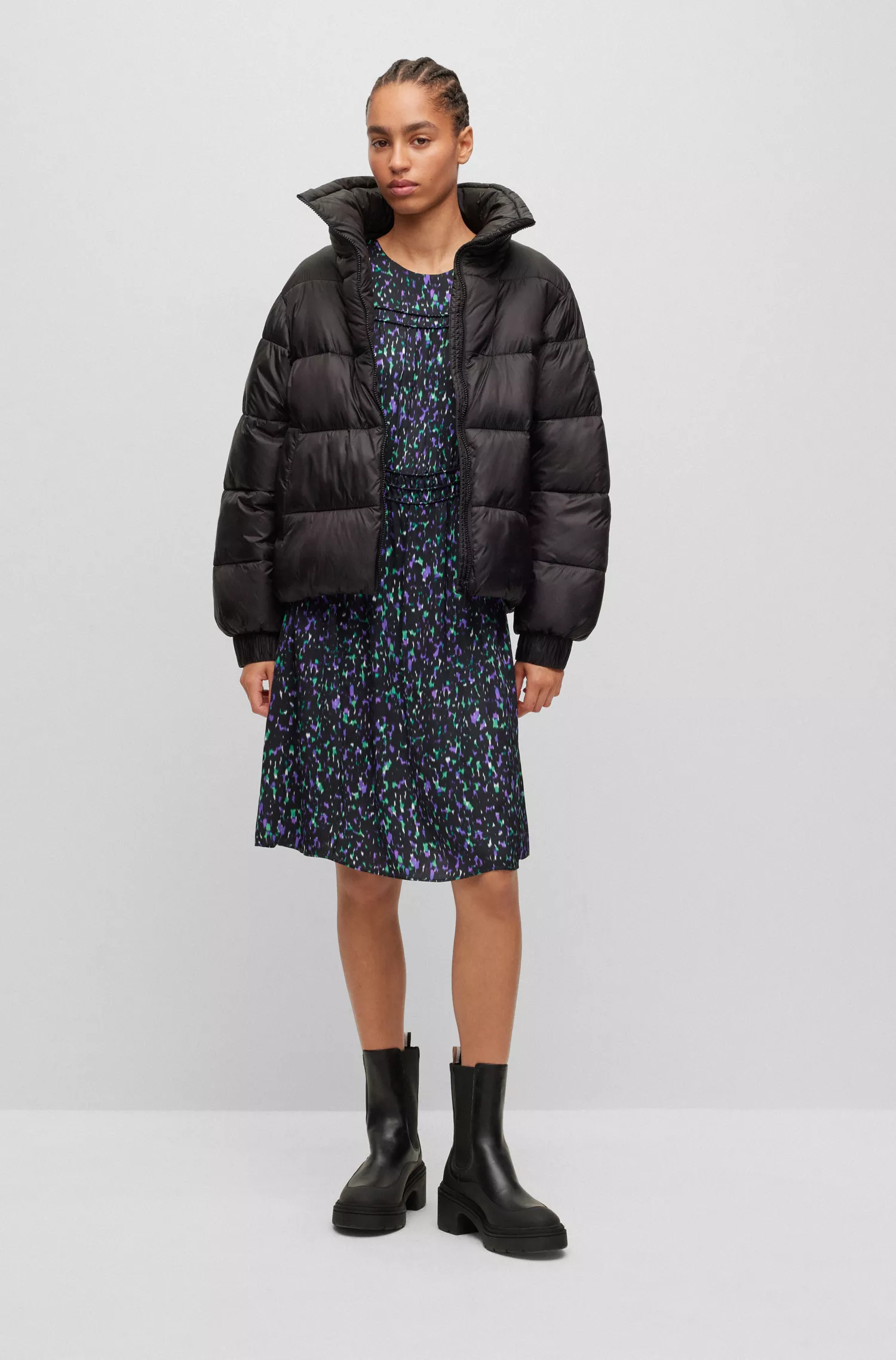 Vestido BOSS laranja com estampa floral abstrata e detalhes tomara que caia.