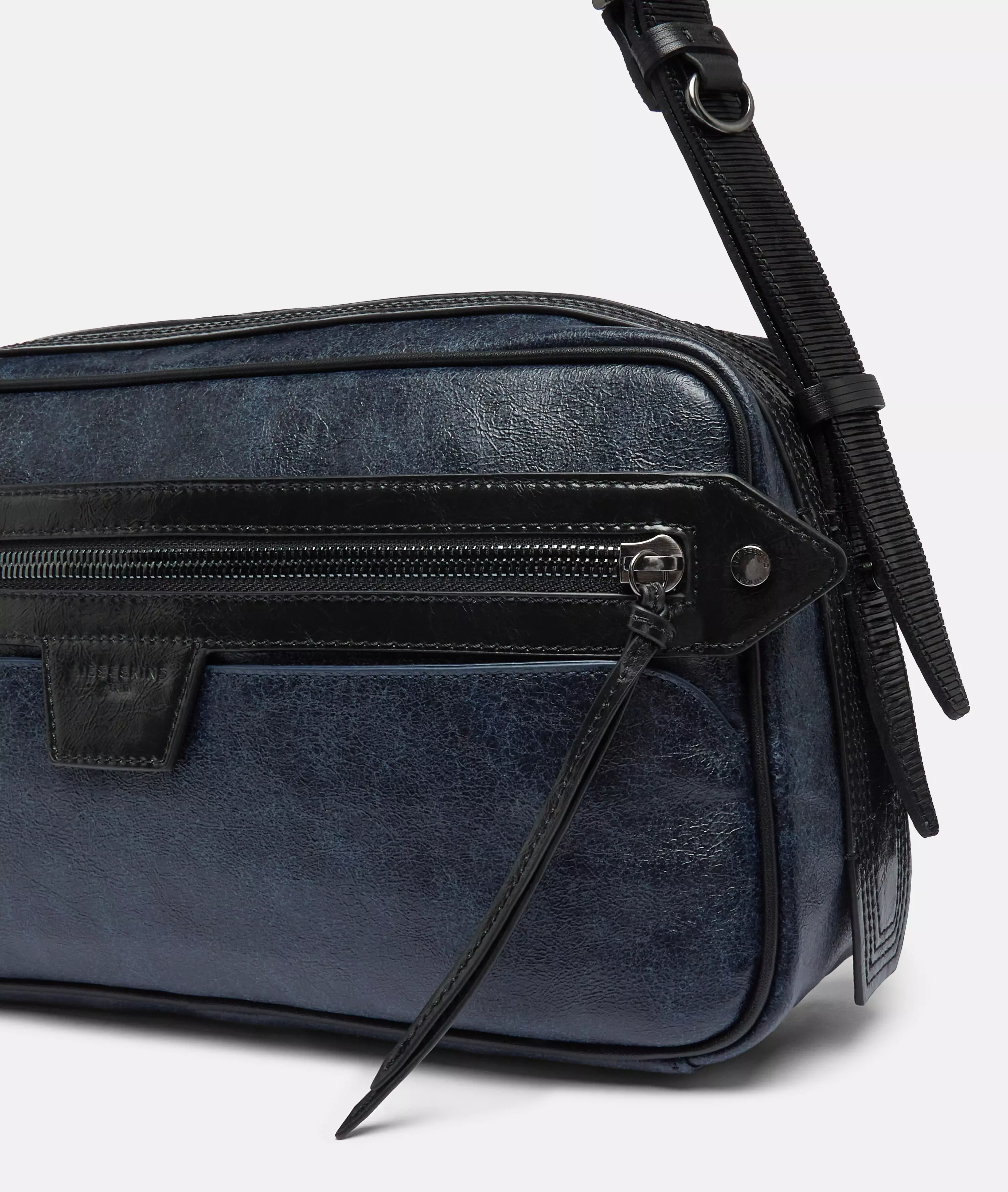 Juno Satchel M Spacious shoulder bag with a vintage look