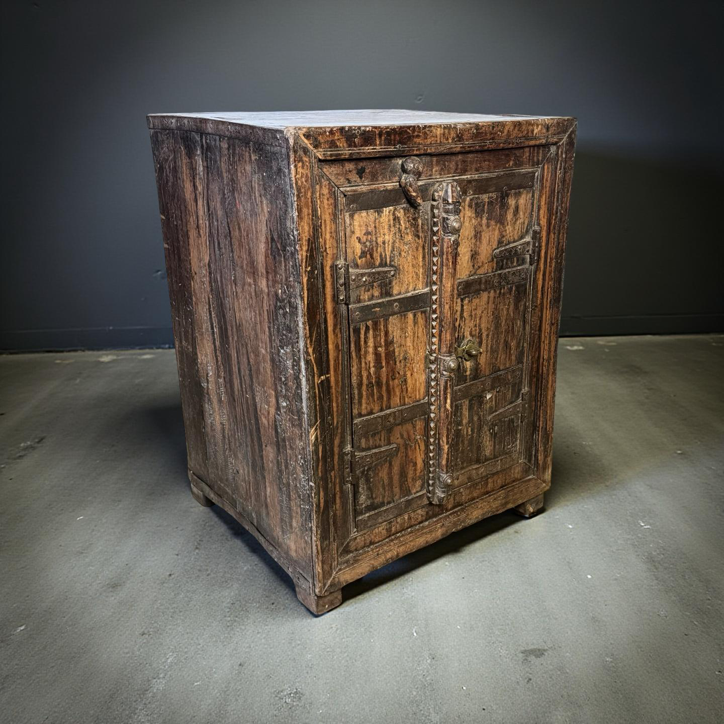 Wandkast vierkant antiek finish