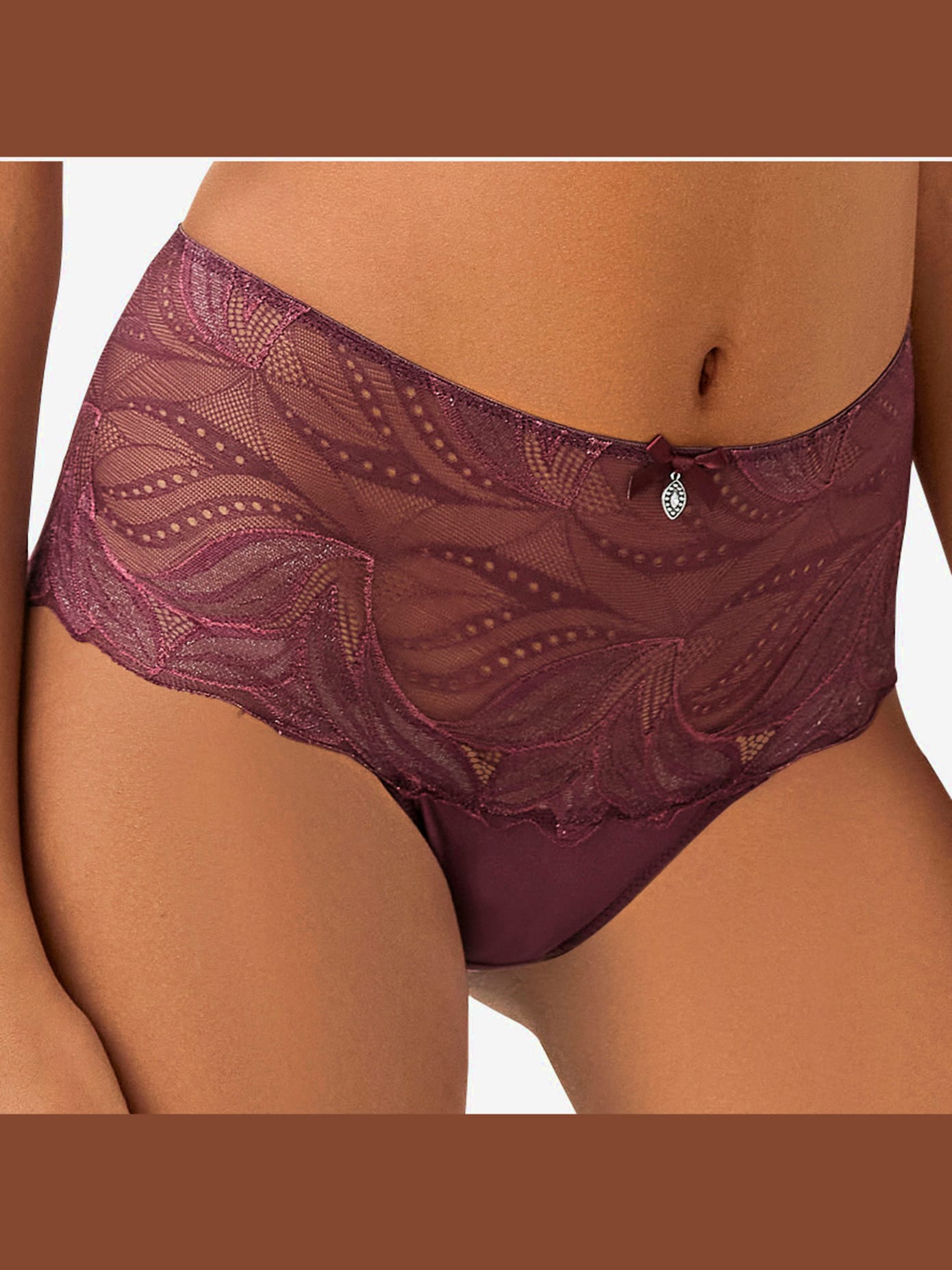 Slip élégant avec accessoire brillant au centre devant