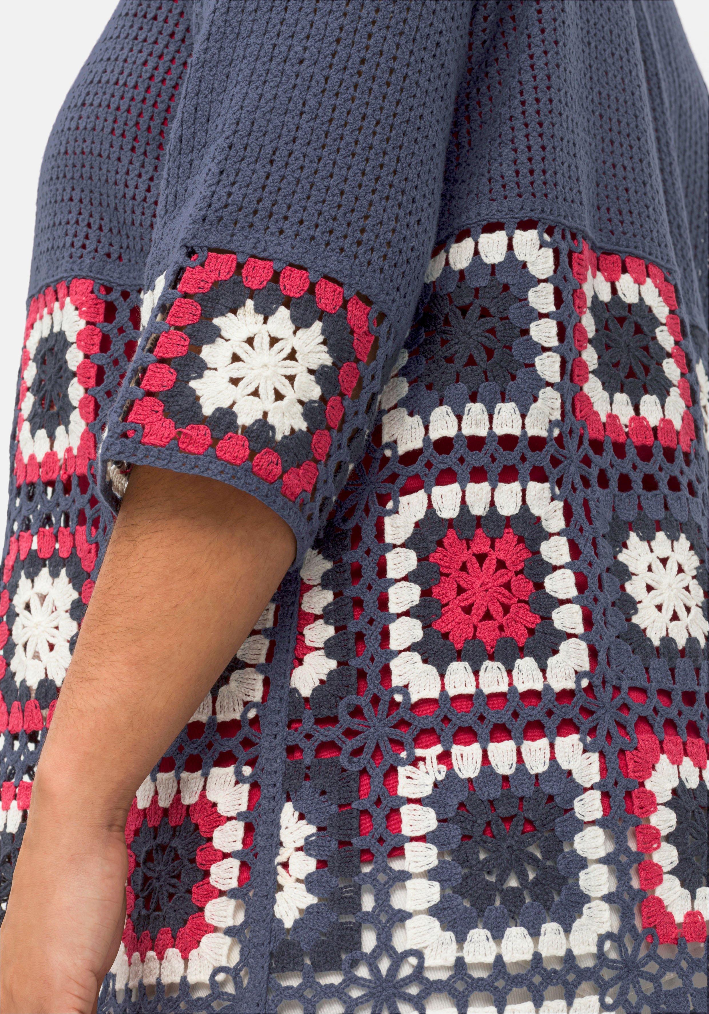Longstrickjacke im Crochet-Häkelmuster