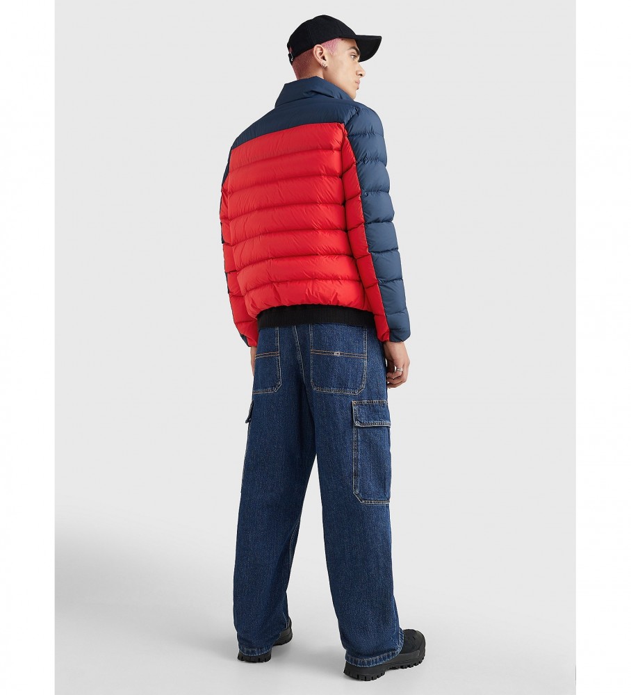 Jaqueta Tommy Jeans Plumn Puffer em blocos de cores azul marinho e vermelho.