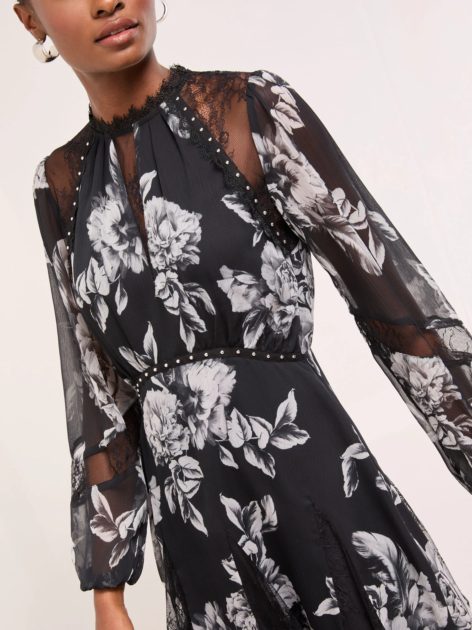 Zwart bloemenprint - Lipsy Print Lace Insert and Studs Long Sleeve High Neck Waisted Mini Dress