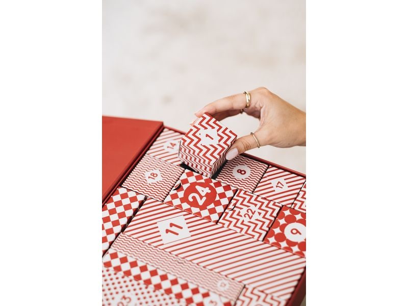 AVA & MAY Adventskalender Duftkerzen und Diffuser Adventskalender mit Mini-Produkten