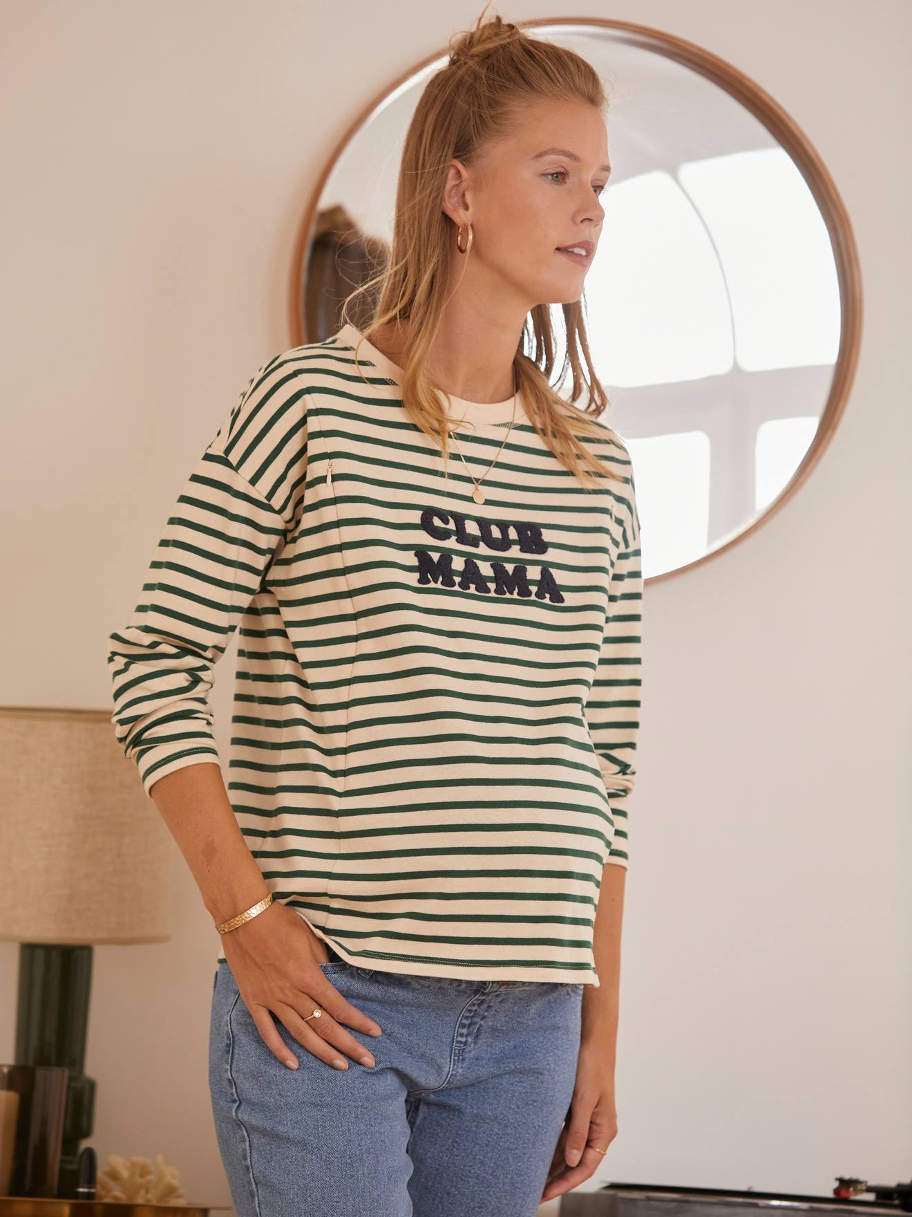 Camiseta listrada verde-média estilo marinheiro para gestantes e lactantes.