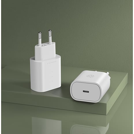 ËSSENTIALS 25W USB-C power adapter