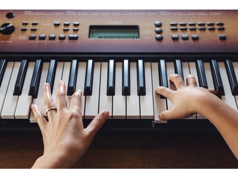Yamaha Keyboard PSR-E360MA Maple Portables Einsteiger-Keyboard, dessen Design perfekt für Ihren Wohnbereich geeignet ist