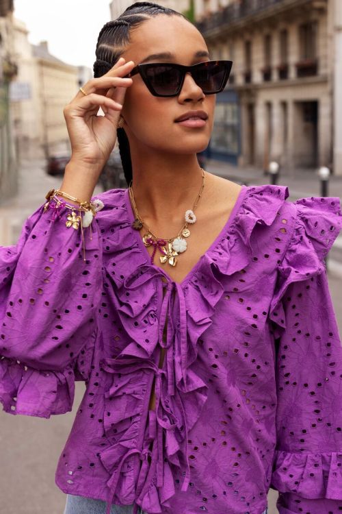 Paarse blouse met all-over embroidery en strikjes