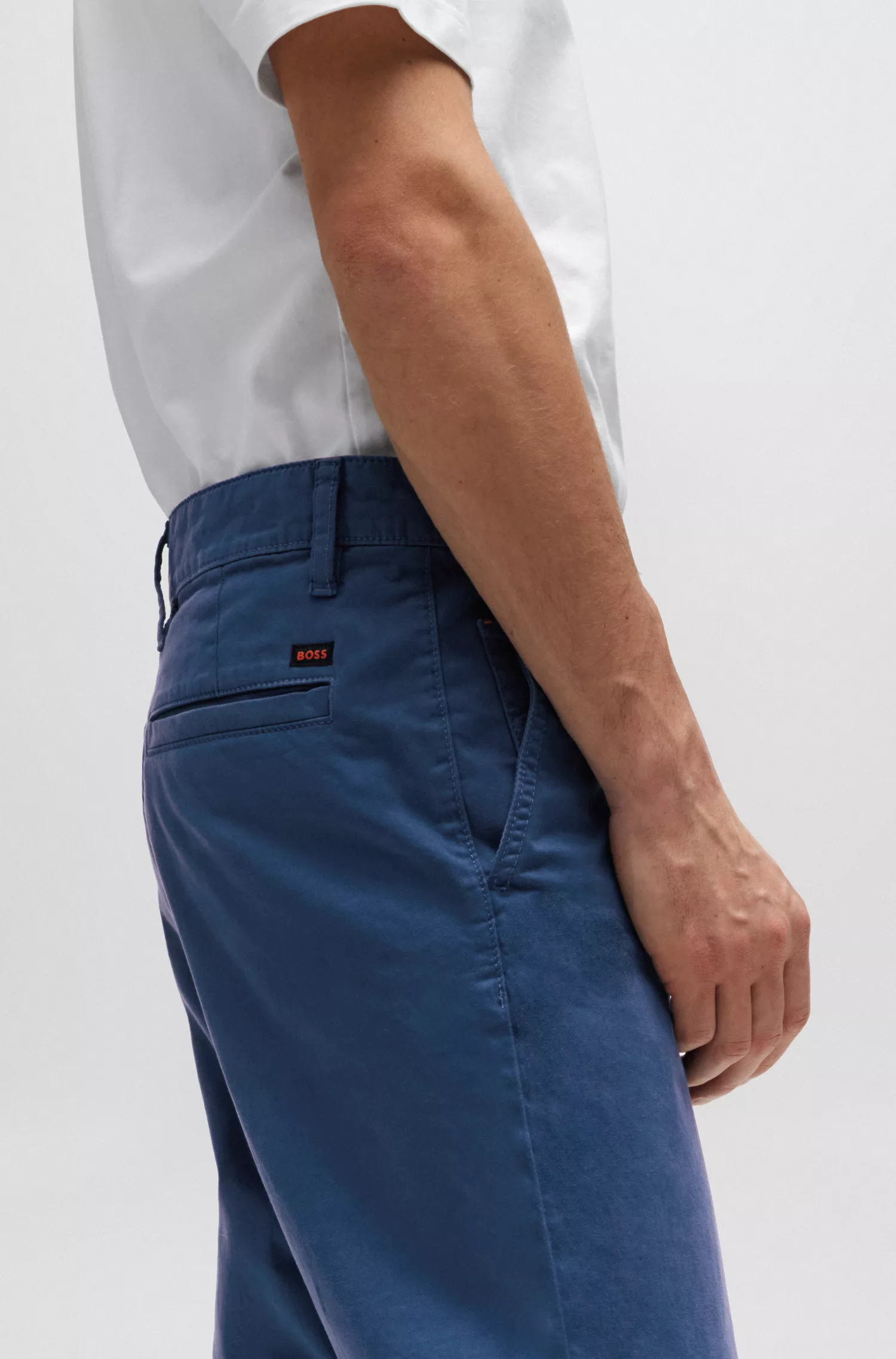 Calça chino BOSS laranja, corte afunilado, em cetim de algodão elástico.