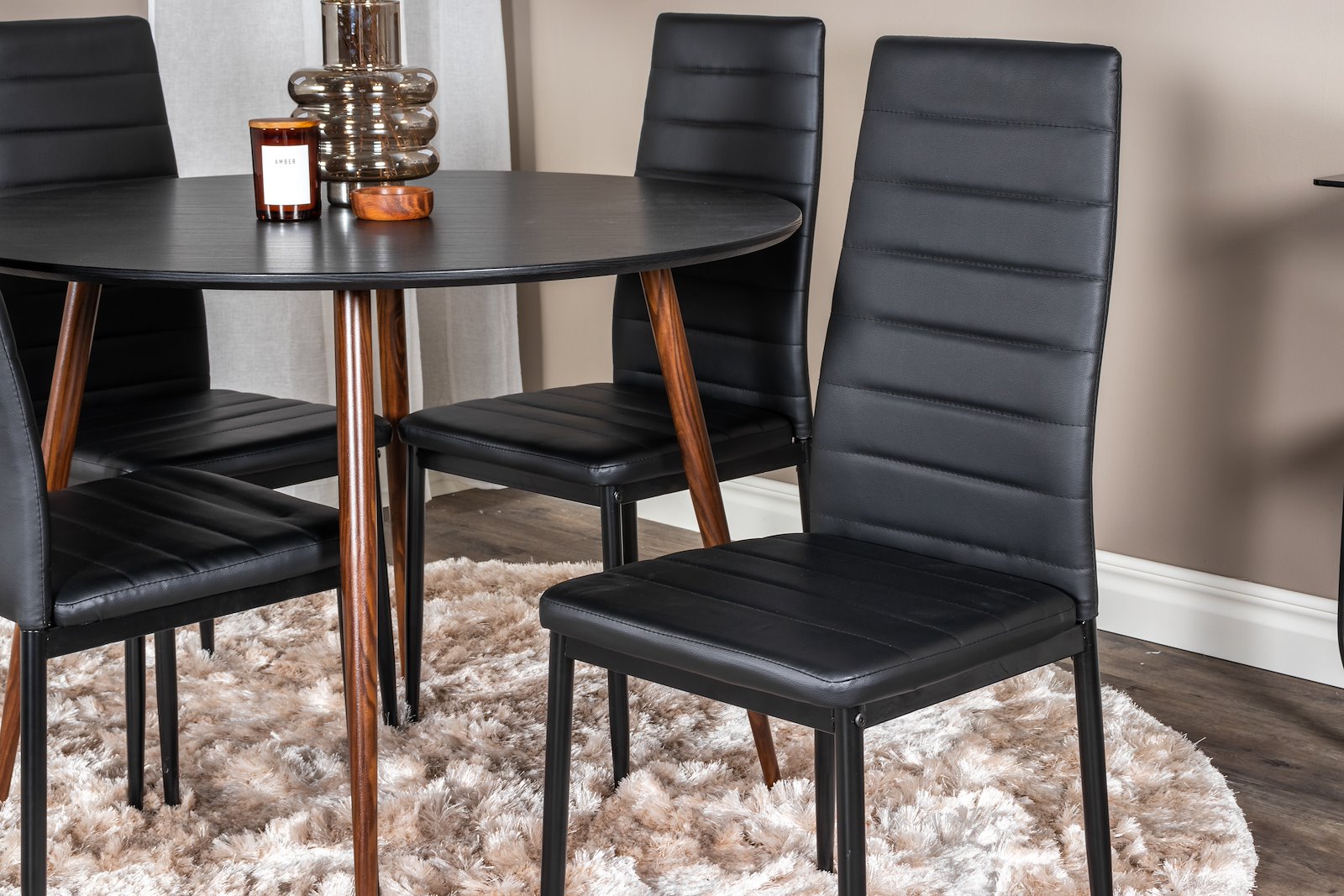 Plaza og Slim Spisegruppe Plaza rundt spisebord ø100cm i sort og valnøtt ben med 4 stk. Slim spisestoler i Sort og sorte ben.